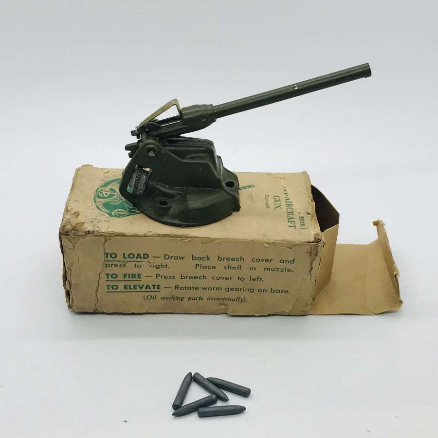 Britain’s toys boxed 2 pounder anti-aircraft gun