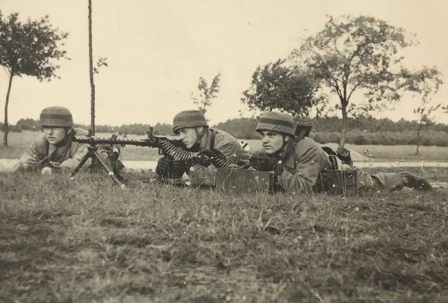 Photo of Fallschirmjager Machine gun team