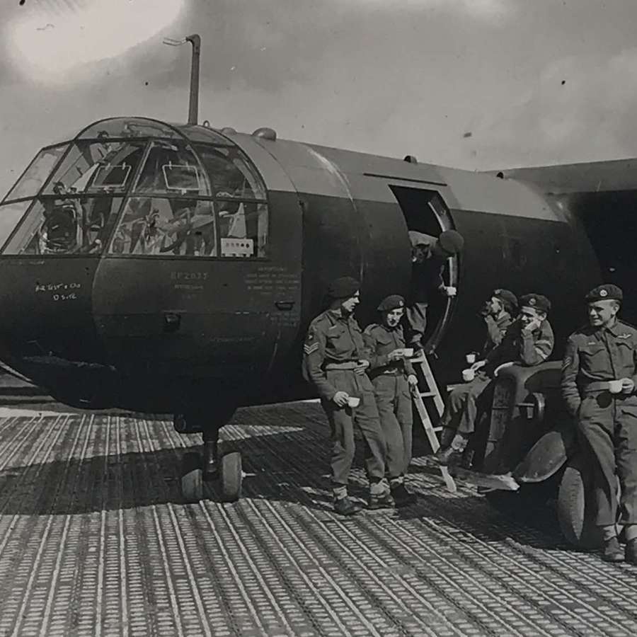 Arnhem veterans, Paras  drink tea photograph