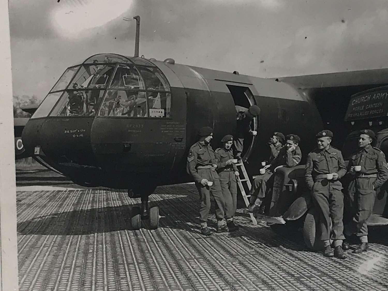 Arnhem veterans, Paras  drink tea photograph