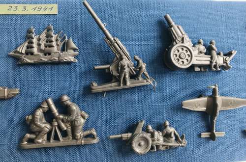 Set of 12 Wehrmacht day badges /Toys 23/3/1941 in plastic