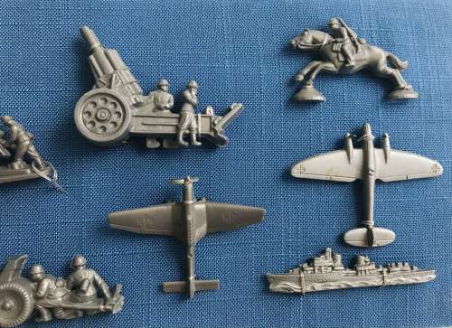 Set of 12 Wehrmacht day badges /Toys 23/3/1941 in plastic