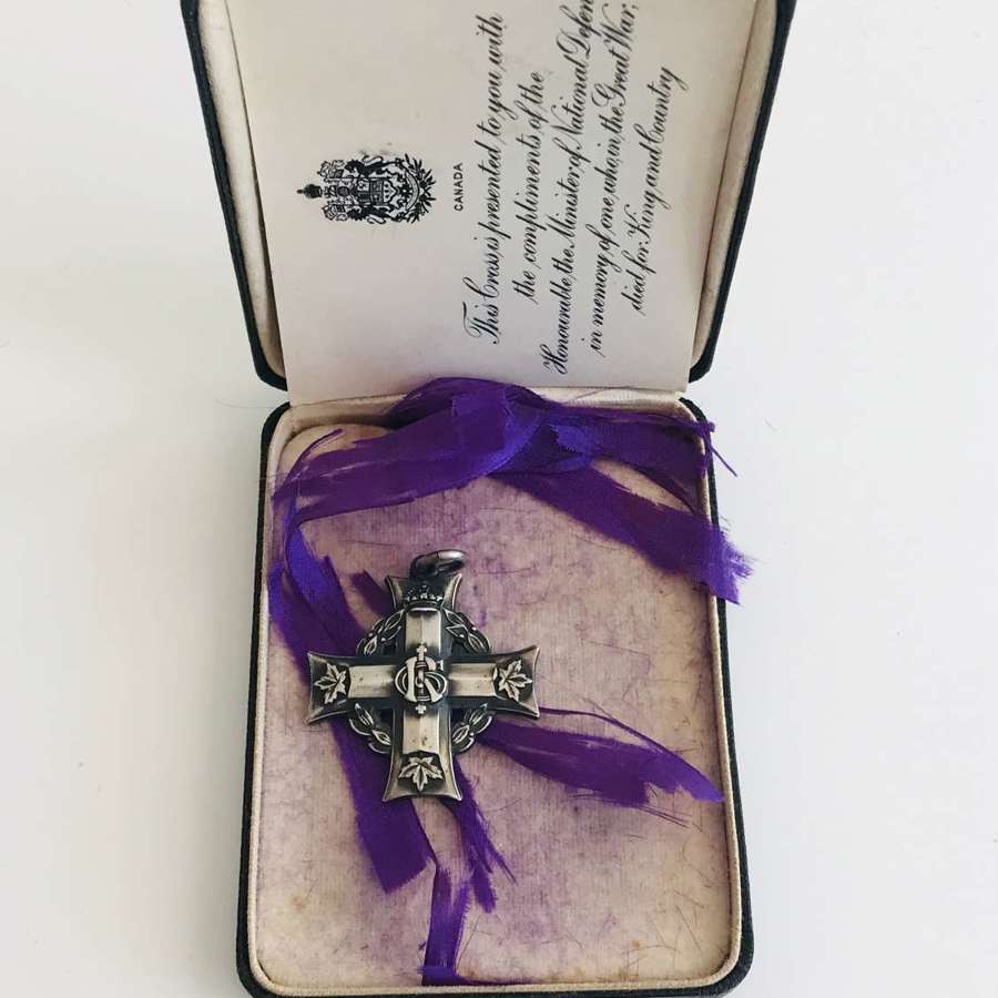 WW1  boxed, Canadian memorial cross (Pte Holliday )