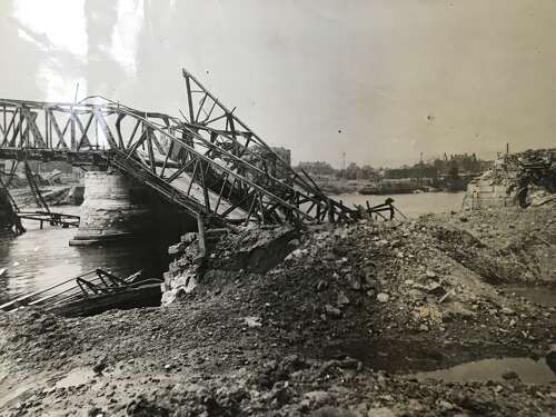 Four graphic photos of the Normandy campaign, 1944